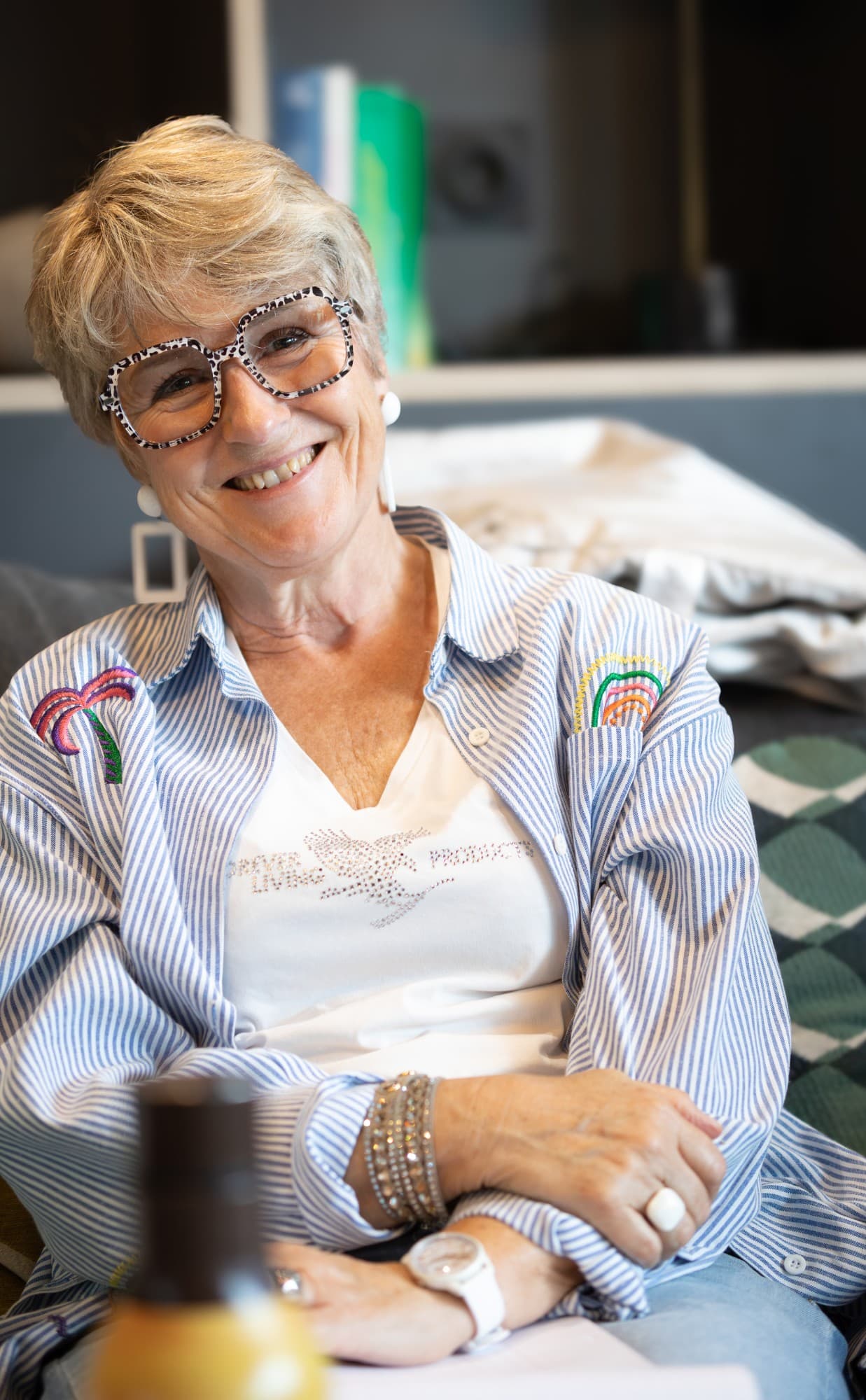 Portrait d'une femme souriante, lunettes et chemise rayée
